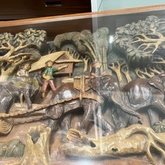 ロ 2509-244 木製立体手彫りローテーブル 天面ガラス板付き アジアン家具 レトロ 希少1点物 大人気の手彫りテーブル入荷しました！！ ご予約はお早目に！！ 中古の画像