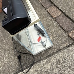 水槽、照明、ヒーターのセット。幅60cm、奥行16cmの画像
