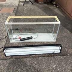 水槽、照明、ヒーターのセット。幅60cm、奥行16cmの画像