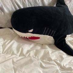 大きいサメのぬいぐるみの画像