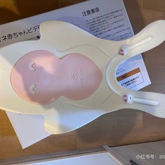 赤ちゃんのお尻を洗うの画像