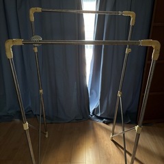 4つカーテンと干し物の画像