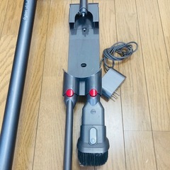 Dyson V8コードレスクリーナー✨ 付属品あり／使用に問題なしの画像