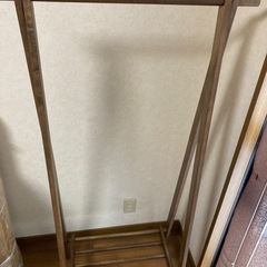 木製ハンガーラックの画像