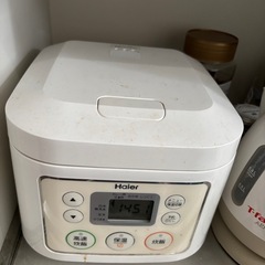 冷蔵庫、炊飯器、レンジ、トースター、ケトルのセットの画像