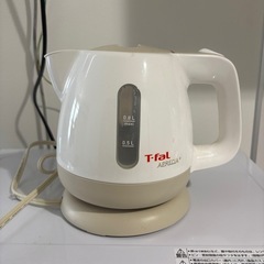 冷蔵庫、炊飯器、レンジ、トースター、ケトルのセットの画像