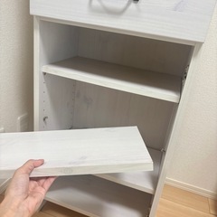 白い棚(シェルフ)の画像