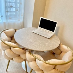 ダイニングセット　可愛い丸テーブルとおしゃれな椅子  の画像