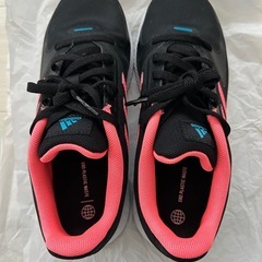 新品　adidas スニーカー　21.5cmの画像