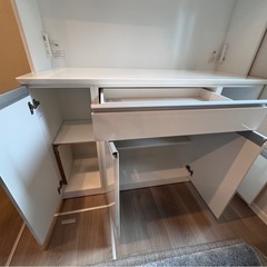 キッチンボード　食器棚の画像
