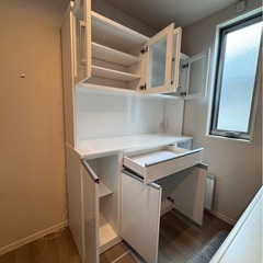 キッチンボード　食器棚の画像
