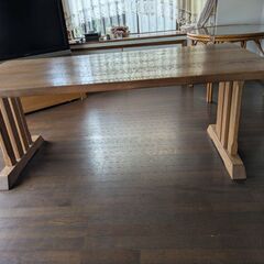 大きめのダイニングテーブルの画像