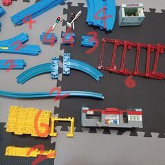 【パーツ多数】プラレール・トミカ　レール・車両基地・道路等一式の画像