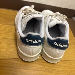 25.5adidasスニーカーの画像