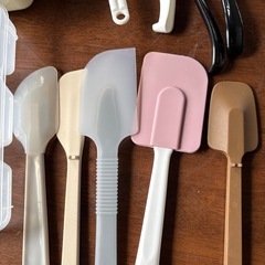 ゴムヘラやフルイ　などキッチングッズ14点セットの画像