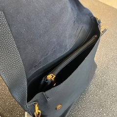 A2509-175ショルダー バッグ レザー風 ダークネイビー チェック柄　ゴールド金具 毛玉汚れ有りの画像