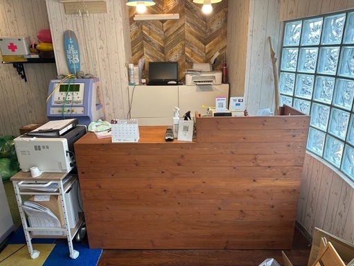 受付カウンター木製