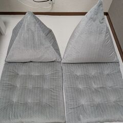カインズ　背もたれ付フロアクッショングレー　2つの画像