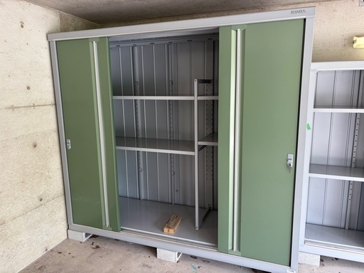 イナバ物置 カギ付き 
横217x高190x奥行75cm MJN-217E シンプリー 倉庫 スチール物置 収納庫 大型物置 INABA