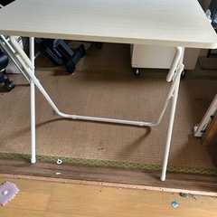 折りたたみテーブルの画像