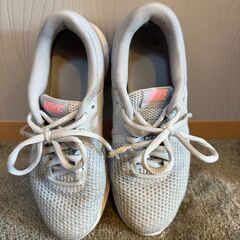 Nike メッシュランニングシューズ 23.0cm グレー/ピンクの画像