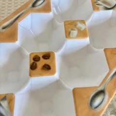 エッグケース　たまご6個入ケース　プラスチック　アクセサリー入れにも　コーヒー柄の画像