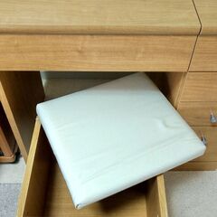 ドレッサーとスツールのセットの画像