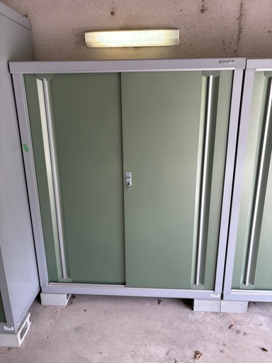 イナバ物置 シンプリー MJN-134D 高さ160x奥行 44x 幅 133センチ INABA 2枚扉スチール物置 カギ付き