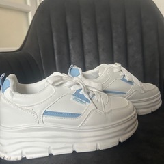 スニーカー厚底の画像