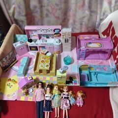 リカちゃんハウス、チャイムでピンポンかぞくでゆったりさん＆おしゃべりいっぱいリカちゃんキッチン＆別売り人形6体＆犬小屋＆冷蔵庫の画像