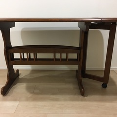 ニトリ伸長式ダイニングテーブル（幅65 x 奥行き120 x 高さ70 cm．1998年購入）の画像