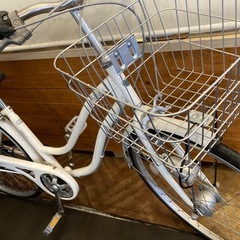 【訳あり！チェーン新品！ LEDオートライト】6段変速　26インチ自転車　ホワイトの画像