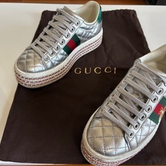 美品✨GUCCI キルティングスニーカー シルバー/レッド/グリーン 蜂の画像
