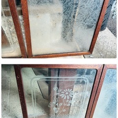 昭和ガラスの引き戸の飾り棚の画像