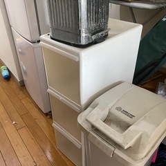 収納棚、ゴミ箱の画像