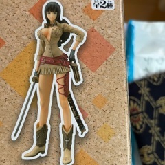 ビビ、ナミクッションと、ロビンフィギュアの画像