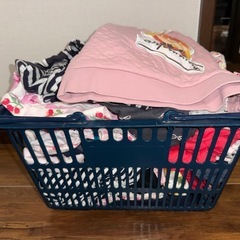 ボロいベビー服と子供服の画像