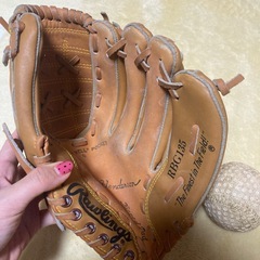 野球のグローブとボールの画像