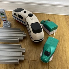 電車とレールと信号の画像