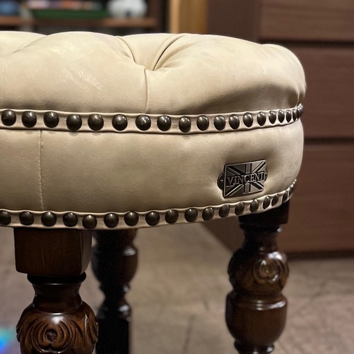 《売約済》【武蔵小山店】 ヴィンセント vincentスツール オットマン 1人掛け ラウンドスツール 椅子 バルボスレッグ ベージュ 合皮 英国調 イギリス アンティーク調