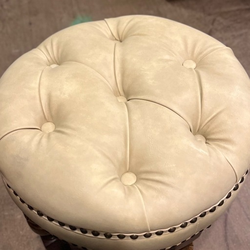 《売約済》【武蔵小山店】 ヴィンセント vincentスツール オットマン 1人掛け ラウンドスツール 椅子 バルボスレッグ ベージュ 合皮 英国調 イギリス アンティーク調