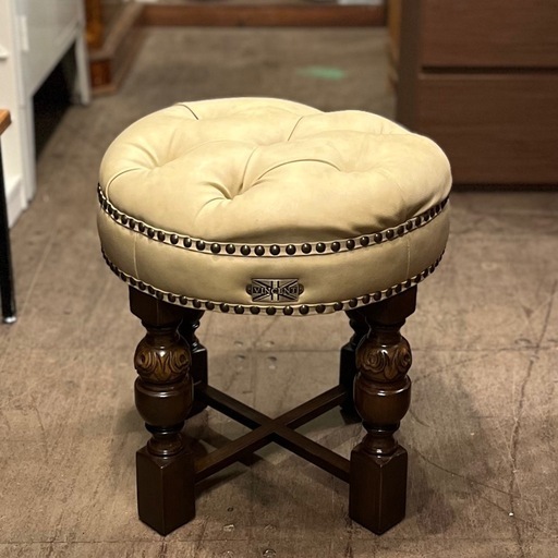 《売約済》【武蔵小山店】 ヴィンセント vincentスツール オットマン 1人掛け ラウンドスツール 椅子 バルボスレッグ ベージュ 合皮 英国調 イギリス アンティーク調