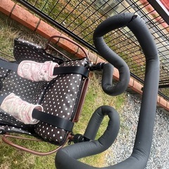 後ろに子供乗せ自転車の画像