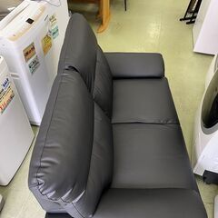 【リサイクルショップ ピカソ 小松原】🛋️🔥高級感MAX‼ 美品ソフトレザー調ブラック2人掛けソファ✨極上の座り心地×スタイリッシュデザイン💯★9613★の画像