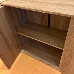 扉付き収納棚の画像