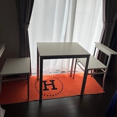 テーブル 椅子セットの画像