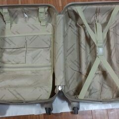 ◆【旅行用・キャリーバック　/　ガラガラ・コロコロ】　《BENETTON》　※追加画像が有ります。　　●お色/シャンパンゴールド。の画像