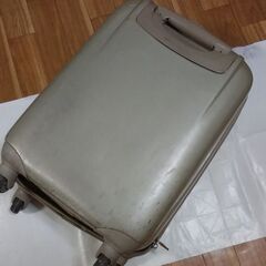 ◆【旅行用・キャリーバック　/　ガラガラ・コロコロ】　《BENETTON》　※追加画像が有ります。　　●お色/シャンパンゴールド。の画像