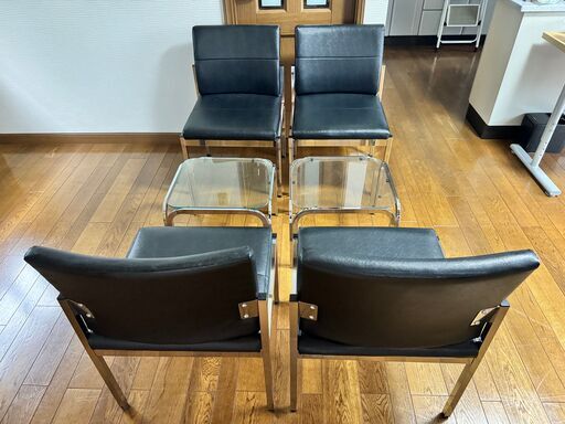 〈取引終了〉 17. 値下げ【中古・美品】応接セット ガラステーブル2個 黒レザー椅子4個 メッキ部分磨き上げ済み お洒落な見た目