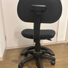 仕事や勉強の机にぴったりの椅子の画像